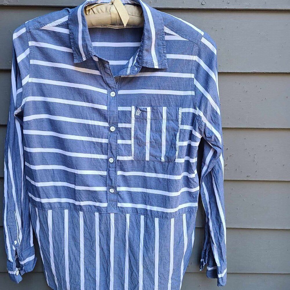 Abercrombie & Fitch Blue White Stripe Button Down Blouse Size Medium - Picture 3 of 10